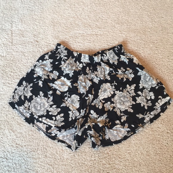 Brandy Melville Pants - Brandy Melville flowy shorts
